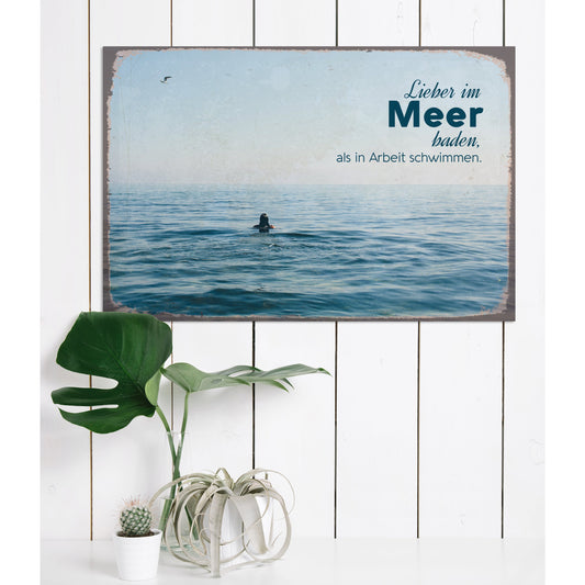 Blechschild - Lieber im Meer baden, als in Arbeit schwimmen Wohnbeispiel