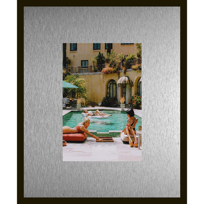 Rahmenbild mit Alupassepartout - Luxury Sunbathing at the pool