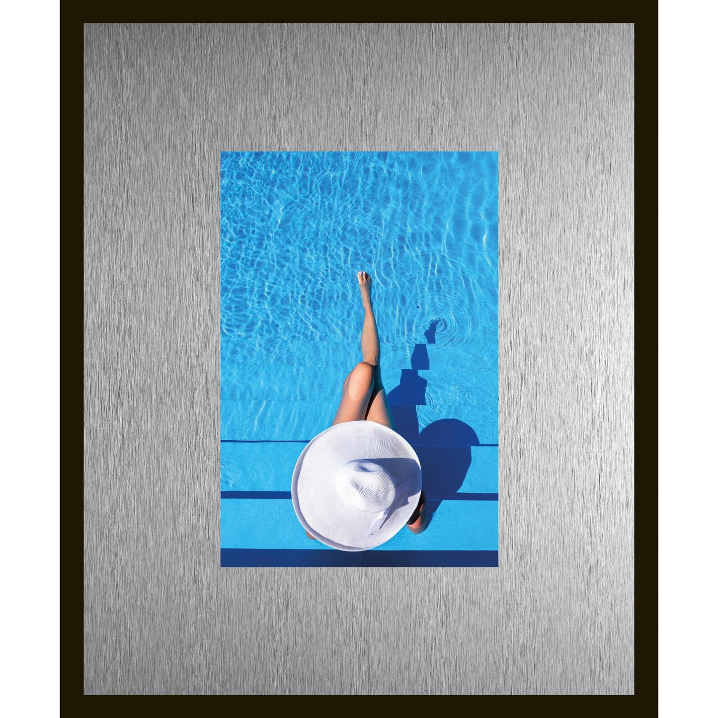 Rahmenbild mit Alupassepartout - Woman wearing a sun hat from above